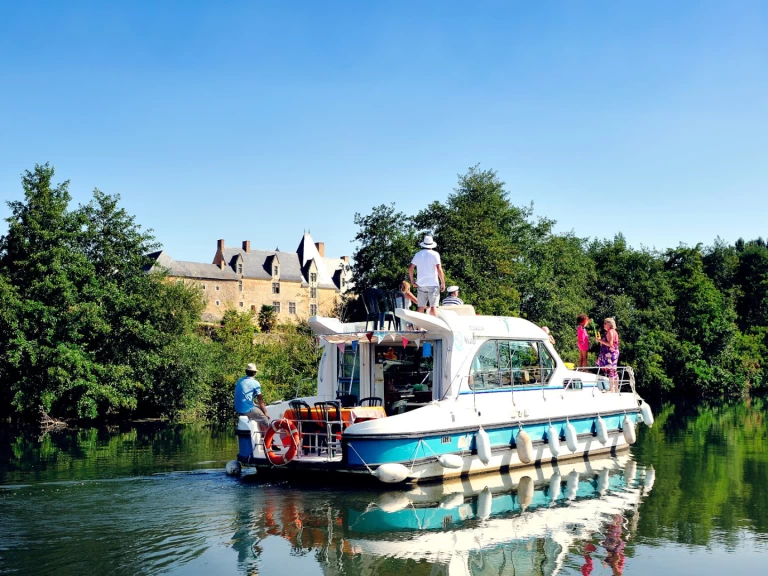 Nicols Yacht Confort Family 6-10 p. charter bareboat or captained in  Sablé-sur-Sarthe