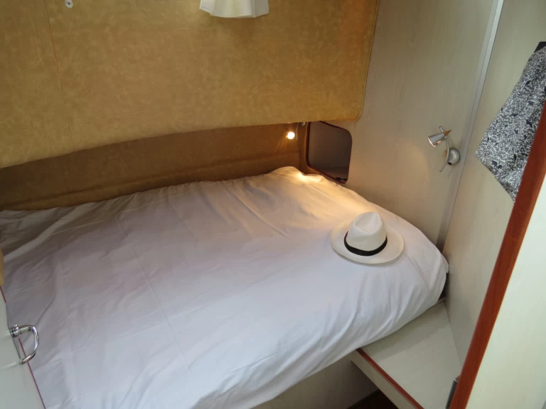 Nicols Yacht Confort Groupe 8-10 p. charter bareboat or captained in  Grez-Neuville