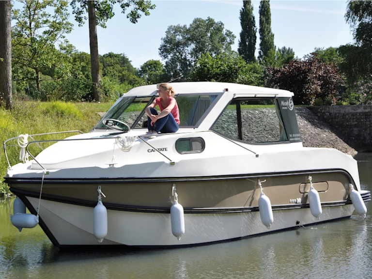 Motorboat rental in Sablé-sur-Sarthe - Nicols Yacht Confort Couple 2-4 p.