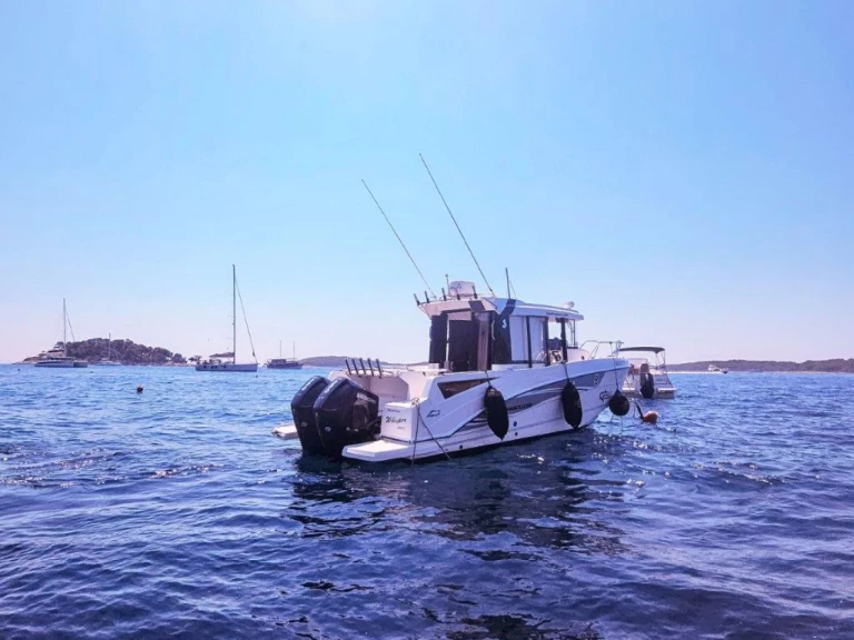 Bareboat Rental Motorboat Bénéteau with a boat licence
