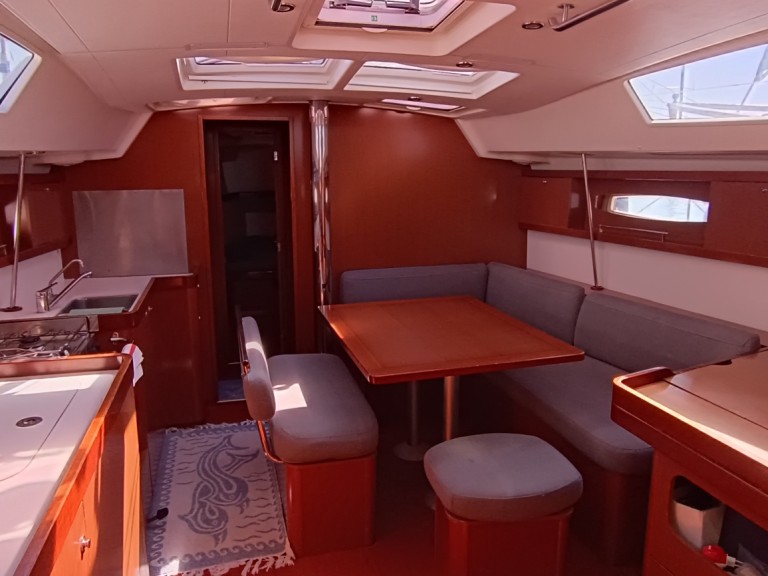 Sailboat rental with or without captain Bénéteau Bari