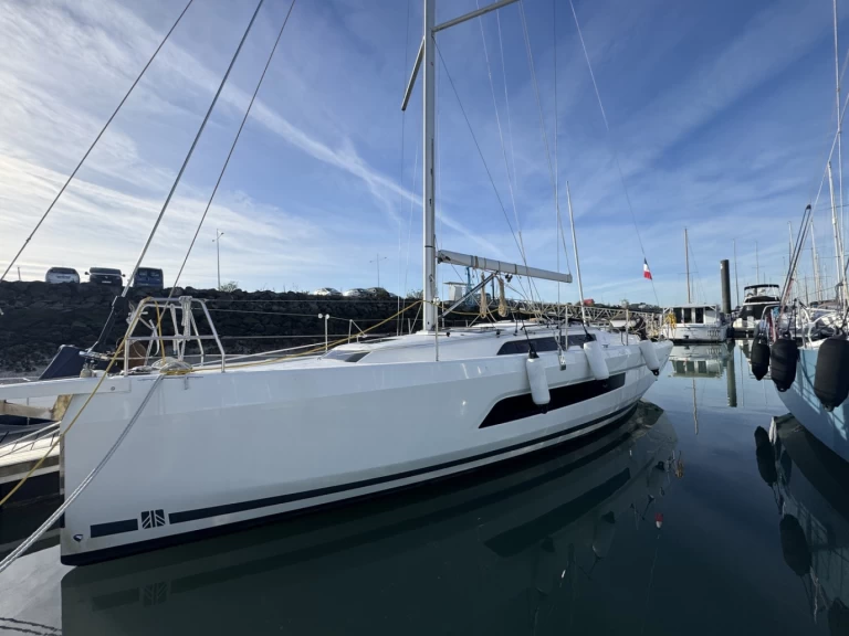 Rent a Dufour Dufour 37 La Rochelle