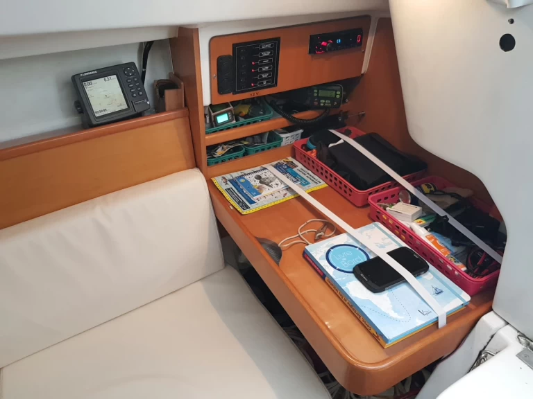 Yacht charter Bandol cheap First 25.7