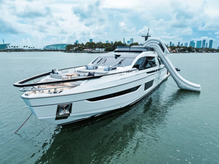 Azimut S10 in Miami on SamBoat
