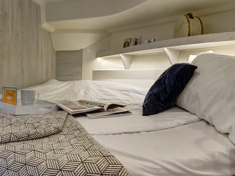 Yacht charter Decize cheap Horizon 2