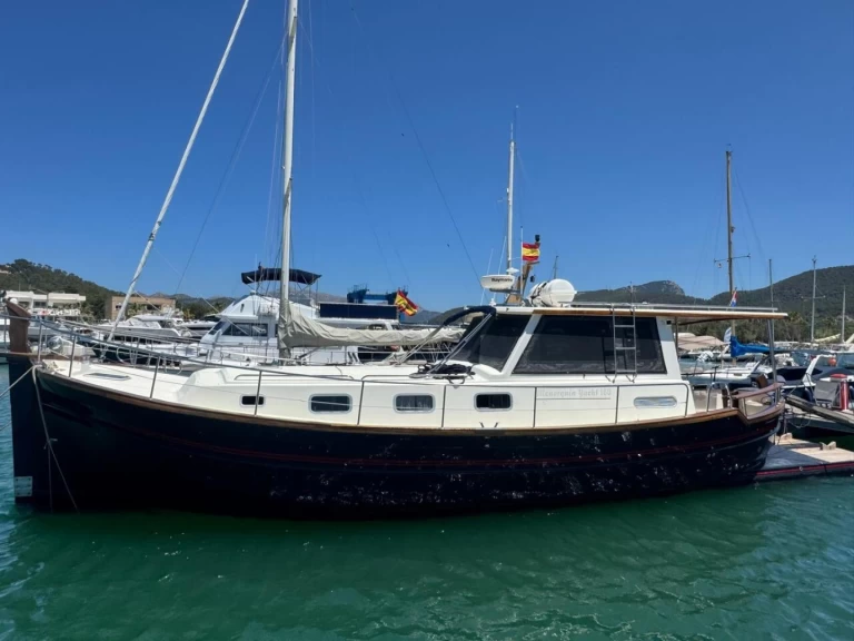 Bareboat Rental Motorboat Menorquin-Yachts with a boat licence