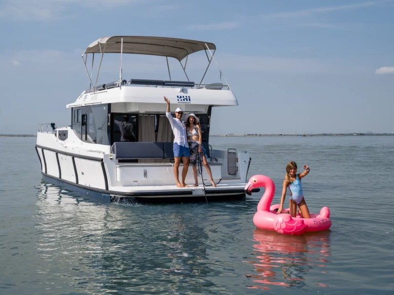 Houseboat rental with or without captain Delphia Casale sul Sile