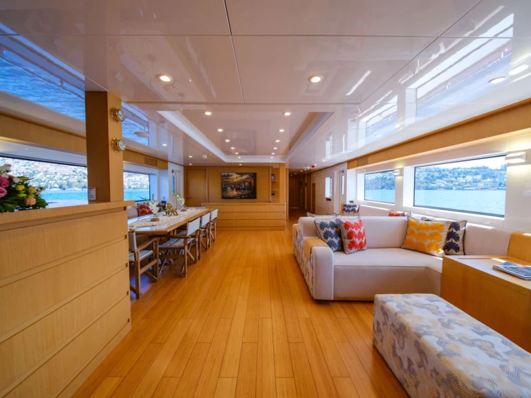 Bareboat Rental Luxury Yacht Custom with a boat licence