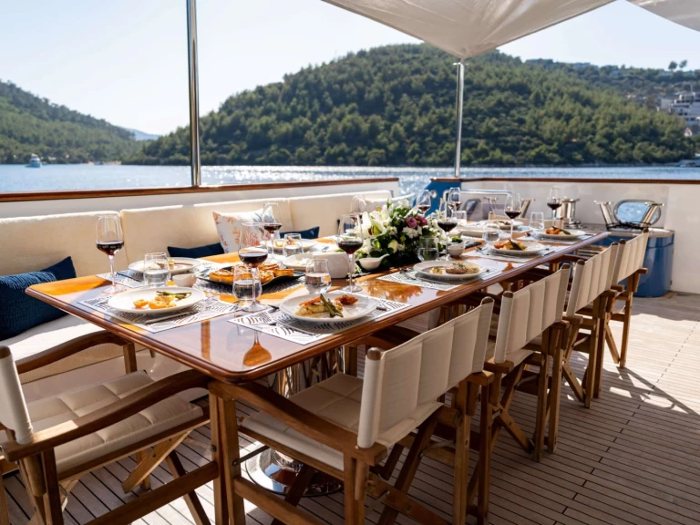 Bareboat Rental Luxury Yacht Custom with a boat licence