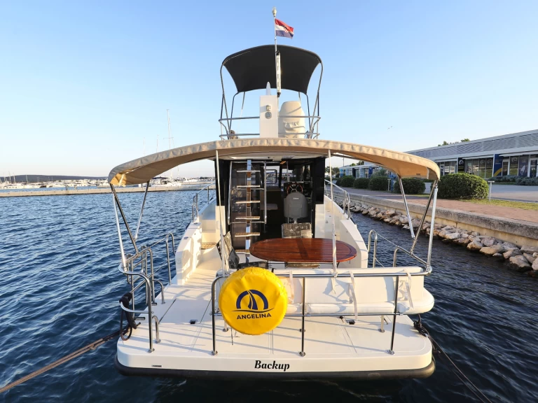 Rent a Cobra Yachts Futura 40 Grand Horizon Sveti Filip i Jakov