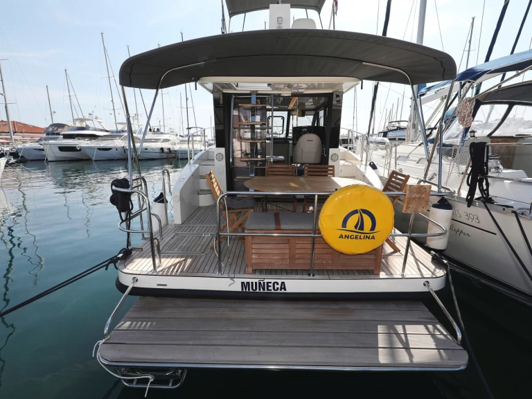 Bareboat Rental Luxury Yacht Cobra Yachts with a boat licence