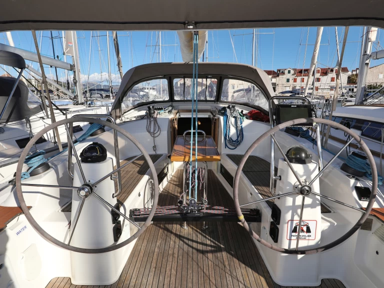 Yacht charter Primošten cheap Cruiser 40 S