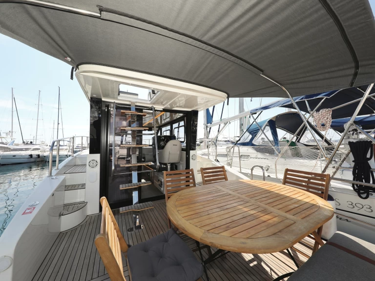 Rent a Cobra Yachts Futura 40 Grand Horizon Šibenik