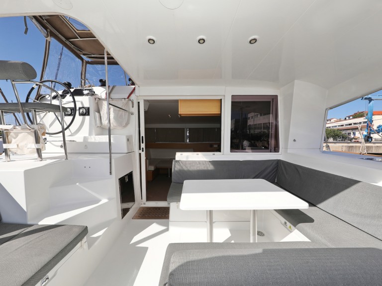 Yacht charter Šibenik cheap Lagoon 400 S2