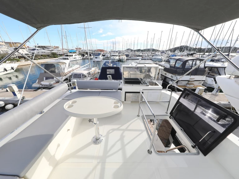 Boat rental Cobra Yachts Seamaster 45 in Šibenik on Samboat