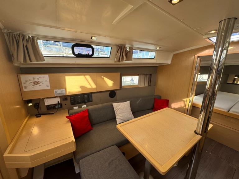 Sailboat rental with or without captain Bénéteau La Rochelle