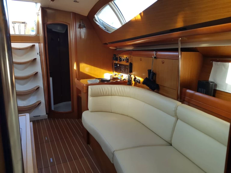 Sailboat rental with or without captain Jeanneau Port-Haliguen