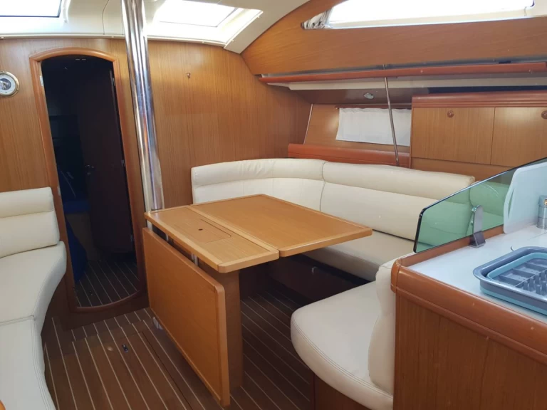 Sailboat for rent Port-Haliguen at the best price