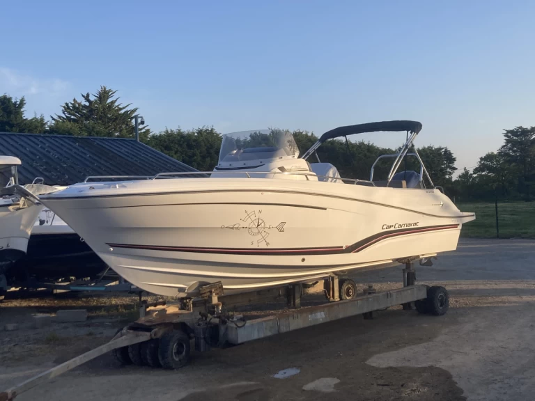 Jeanneau Cap Camarat 7.5 CC in Arzon on SamBoat