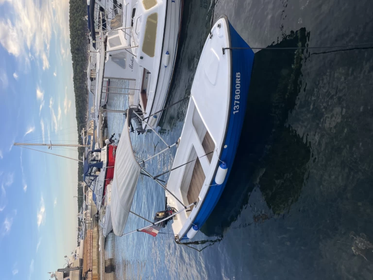 Bareboat Rental Motorboat Pasara with a boat licence