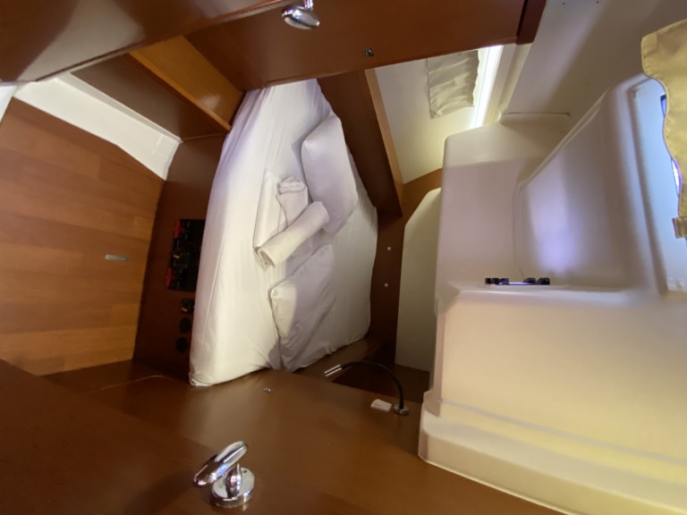 Bénéteau Oceanis 45/3 in Rhodes (City) on SamBoat