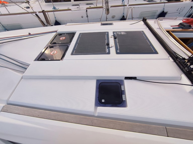 Boat rental Jeanneau Sun Odyssey 519 in Lávrio on Samboat