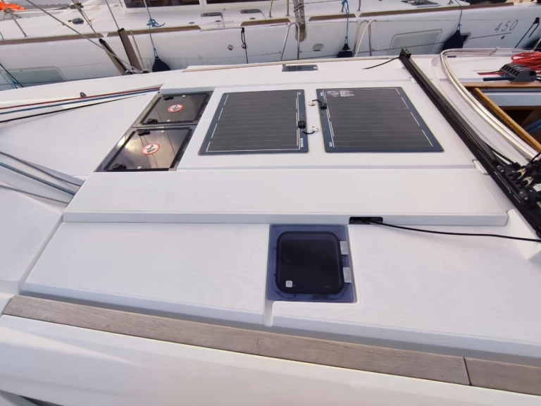 Boat rental Jeanneau Sun Odyssey 519 in Lávrio on Samboat