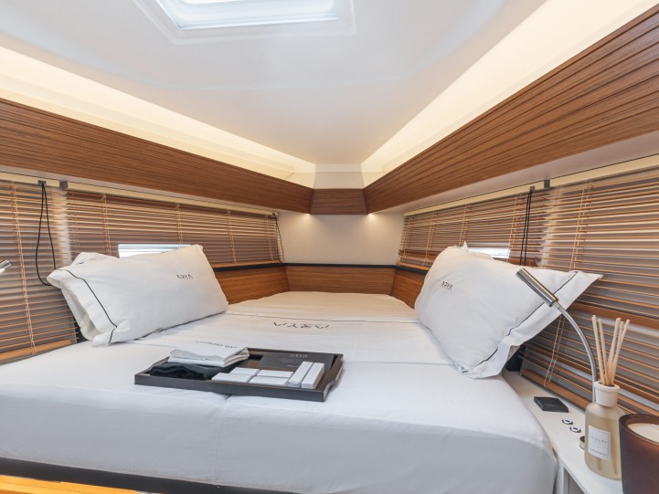 Yacht charter Piraeus cheap Italia Yachts 12.98