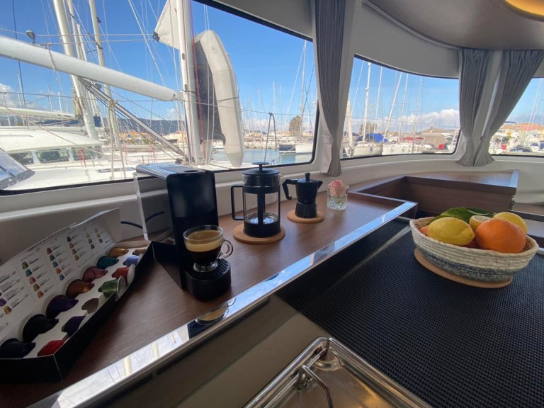 Catamaran rental in Lefkáda - Lagoon Lagoon 46