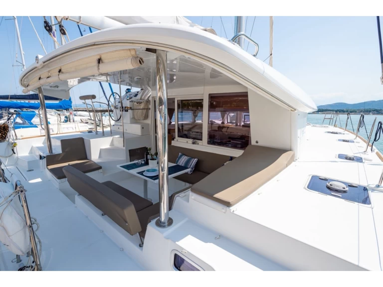 Yacht charter Volos cheap Lagoon 400 S2