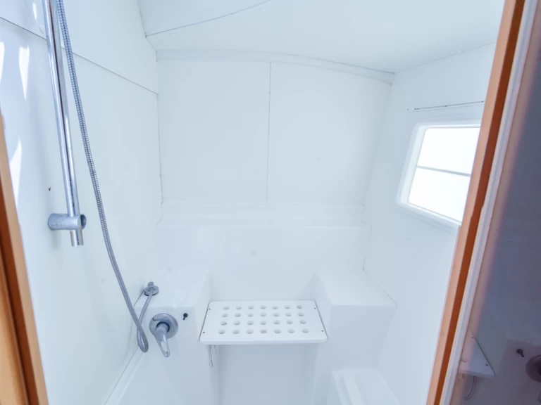 Catamaran rental in Fa'anui - Lagoon Lagoon 380 S2