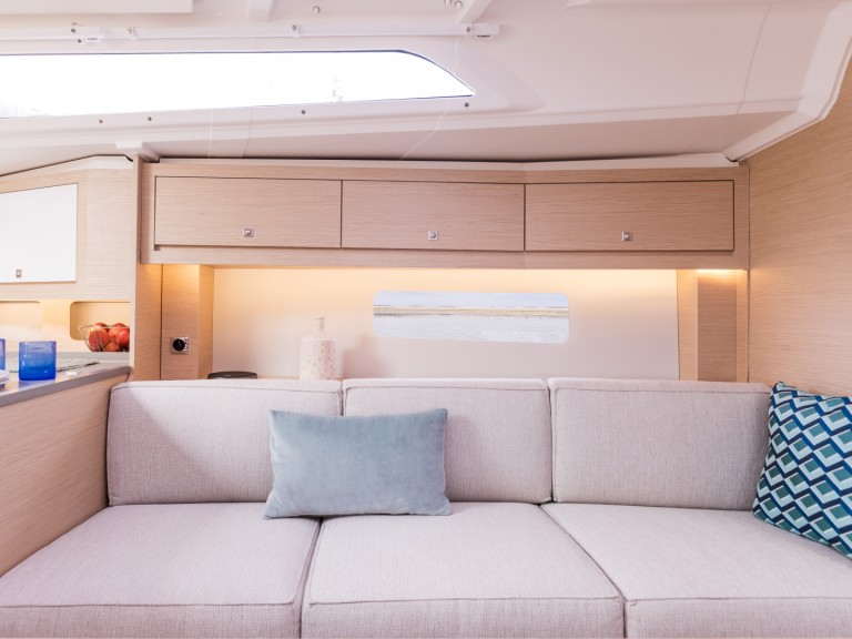 Yacht charter Lefkáda cheap Dufour 37