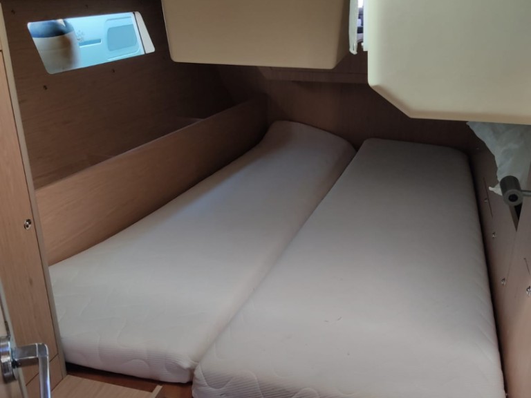 Boat rental Bénéteau Oceanis 41.1 in Salerno on Samboat