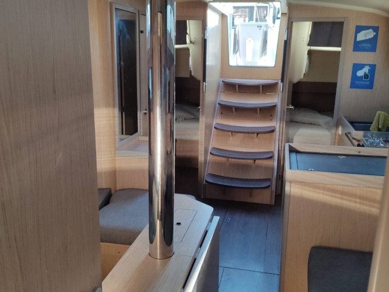 Sailboat rental with or without captain Bénéteau Salerno