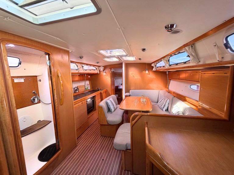 Sailboat for rent Vlycho at the best price