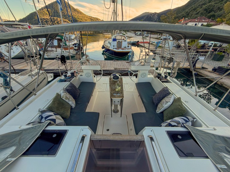 Sailboat for rent Vlycho at the best price