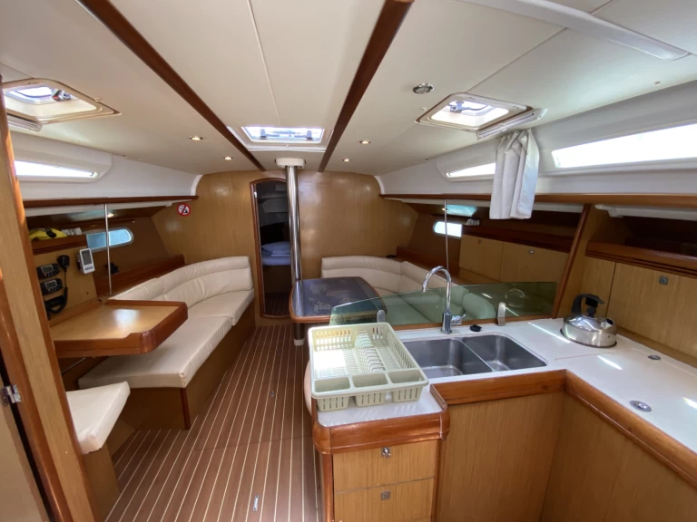Jeanneau Sun Odyssey 42i in Kos on SamBoat