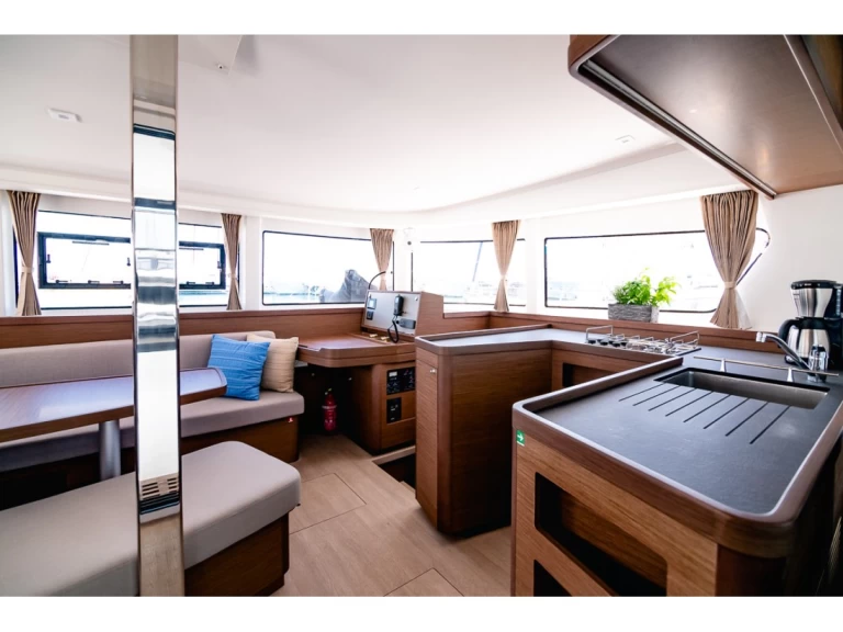 Lagoon Lagoon 42 in Tourlos on SamBoat