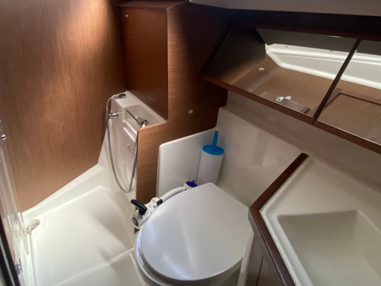 Rent a Bénéteau Oceanis 40.1 (3 double and 1 bunk beds) Lefkáda