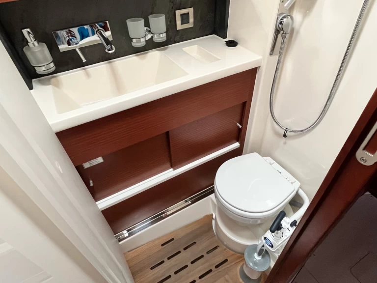 Sailboat for rent Lávrio at the best price