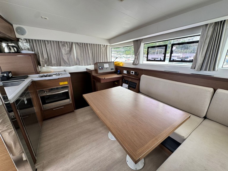 Lagoon Lagoon 40 in Capo d'Orlando on SamBoat