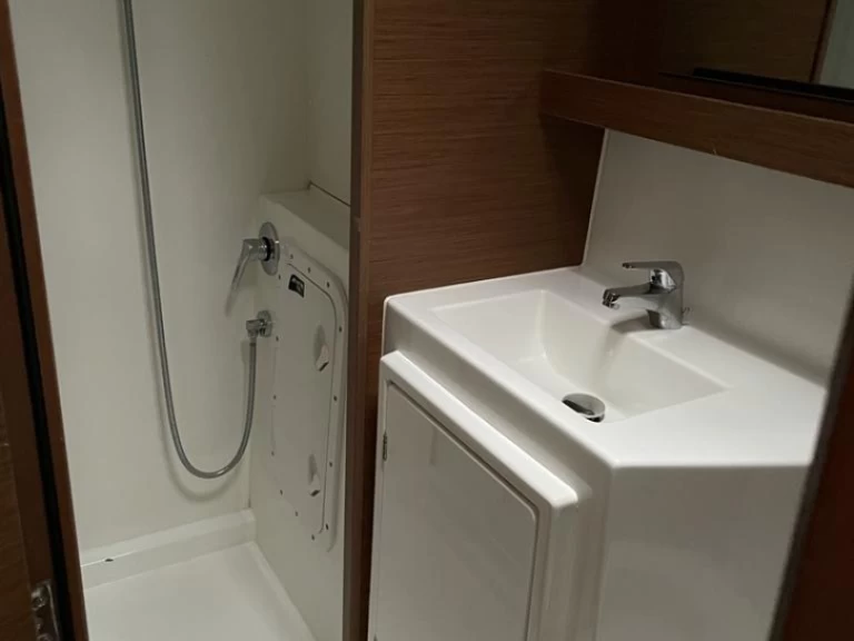 Yacht charter Skiathos cheap Lagoon 42