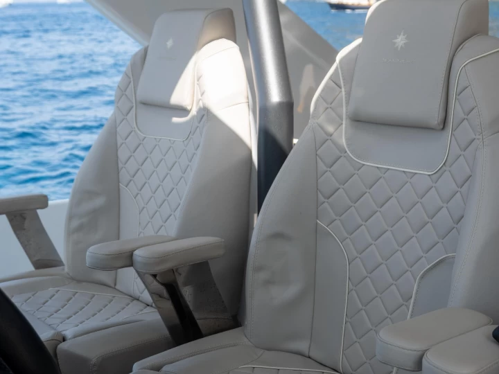 Prestige Prestige 520 S in Pozzuoli on SamBoat