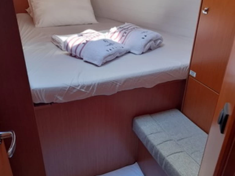 Bareboat Rental Sailboat Bavaria with a boat licence