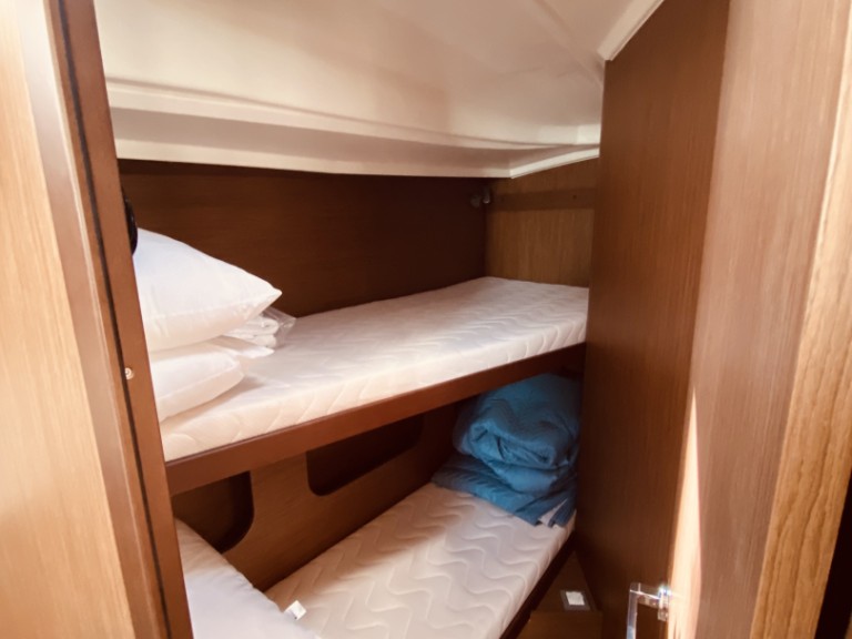 Rent a Bénéteau Oceanis 40.1 Lefkáda