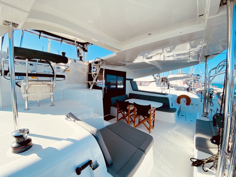 Yacht charter Lefkáda cheap Lagoon 42