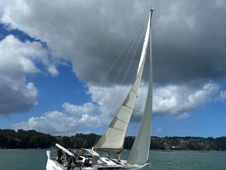 Boat rental Dufour Dufour 430 Grand Large in Baiona on Samboat