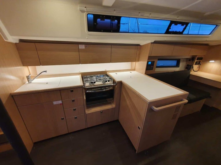 Yacht charter Nikiána cheap Bavaria C42