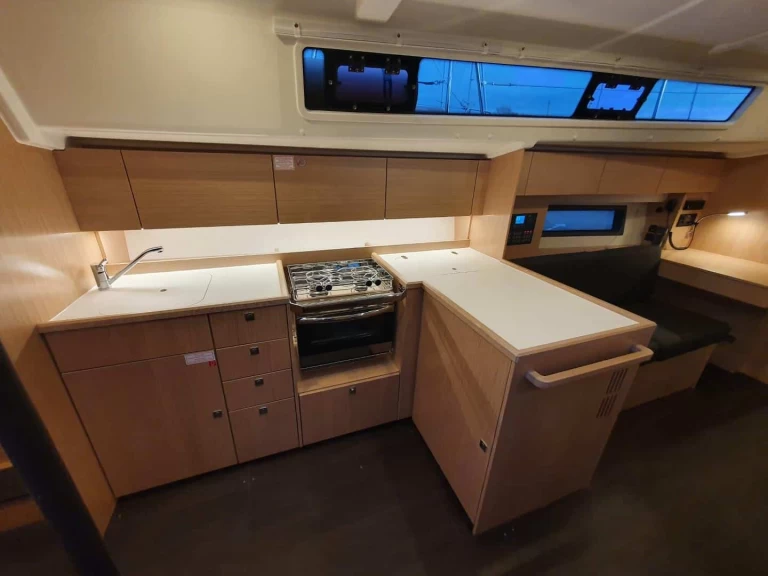 Yacht charter Nikiána cheap Bavaria C42