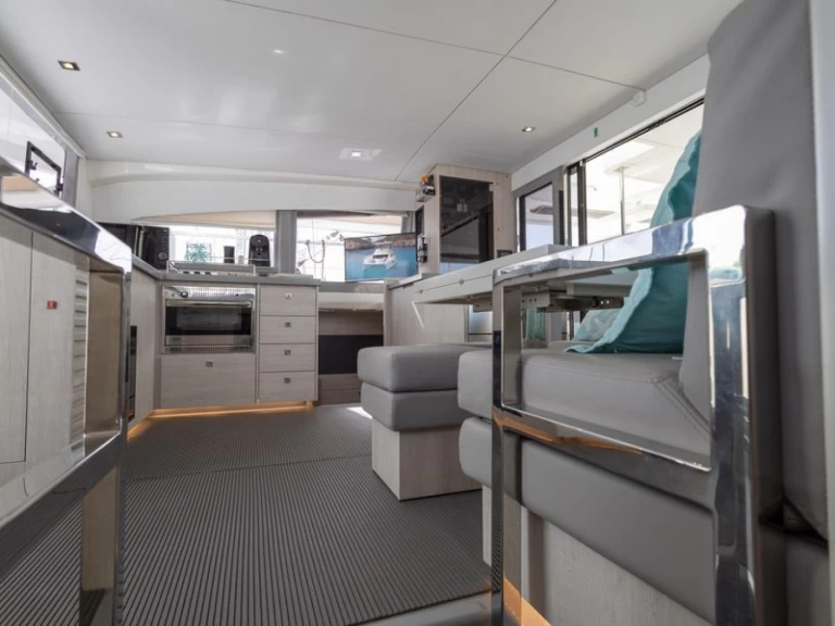 Bareboat Rental Motorboat Leopard with a boat licence